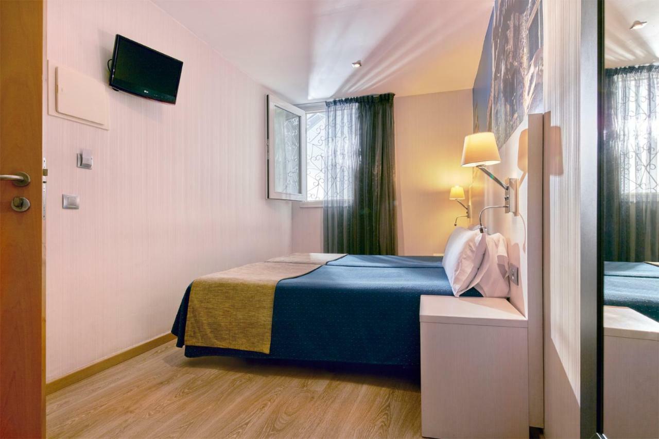 Hotel Transit Barcelona Bagian luar foto